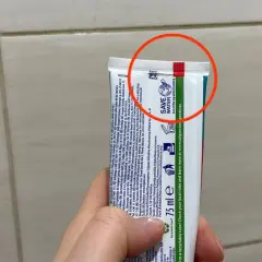 Czerwony pasek na tubce pasty do zębów informuje, że opakowanie jest wykonane z materiału, który można poddać recyklingowi.