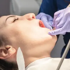 Dentysta pracuje nad zębem, gdy wypadła mi plomba z martwego zęba.