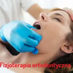 Fizjoterapeuta stomatologiczny delikatnie bada szczękę pacjentki.
