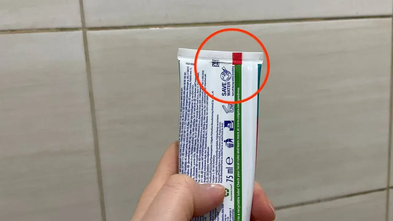 Czerwony pasek na tubce pasty do zębów informuje, że opakowanie jest wykonane z materiału, który można poddać recyklingowi.