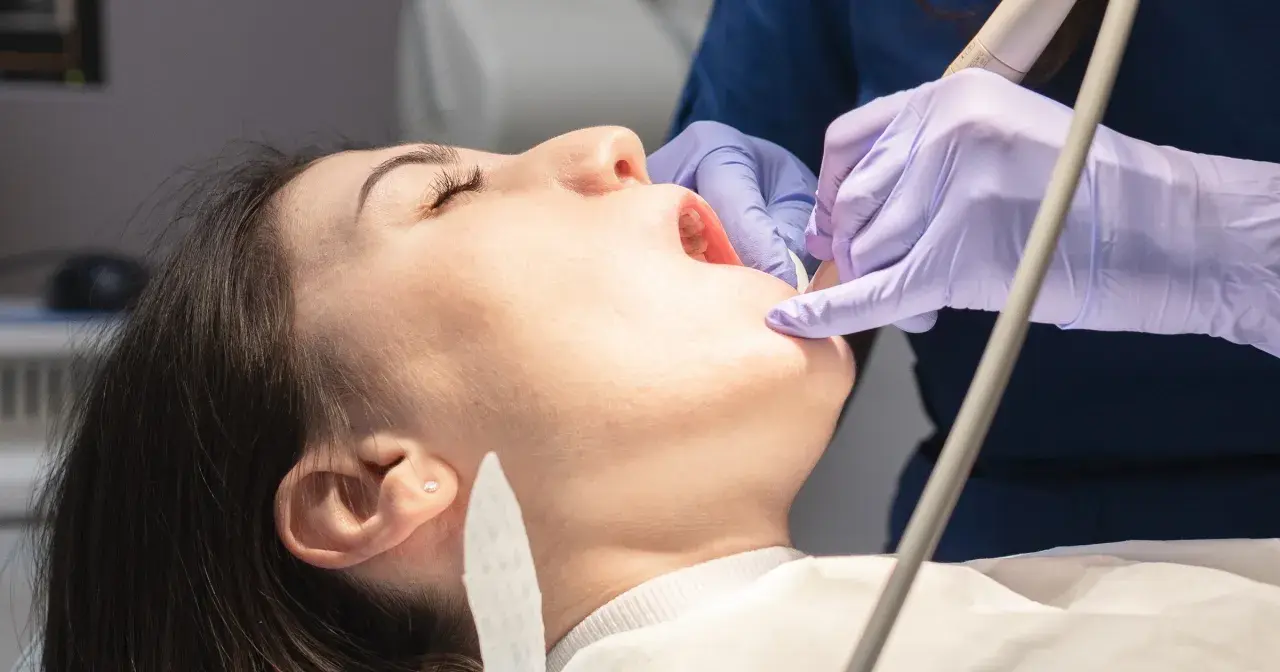 Dentysta pracuje nad zębem, gdy wypadła mi plomba z martwego zęba.