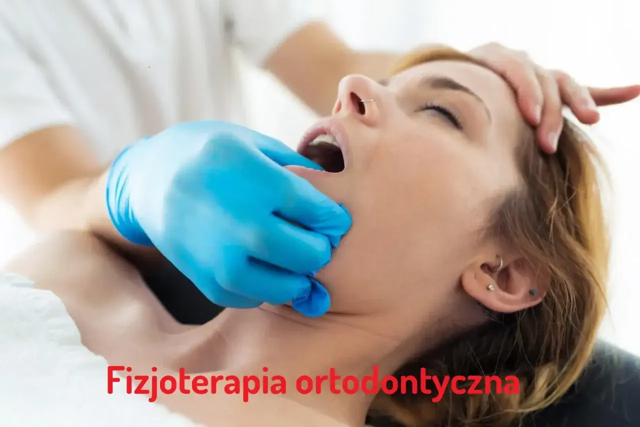Fizjoterapeuta stomatologiczny delikatnie bada szczękę pacjentki.